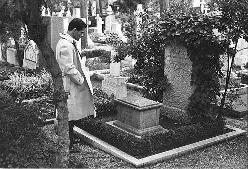 Pier Paolo Pasolini davanti alla tomba di Antonio Gramsci