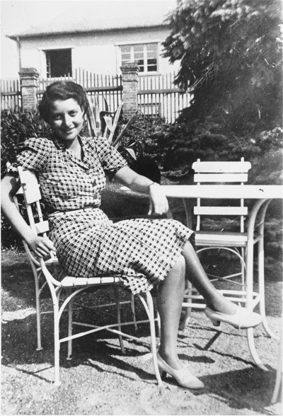Hannah Szenes nel giardino della sua casa di Budapest nel 1937.