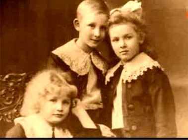 Reinhard Heydrich da piccolo, tra il fratello e la sorella. Anche i mostri sono stati bambini!