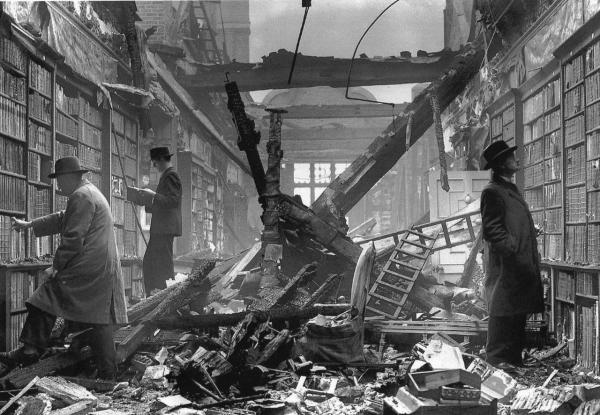 After A Fire Raid, Londra, 1940. Holland House, Kensington.