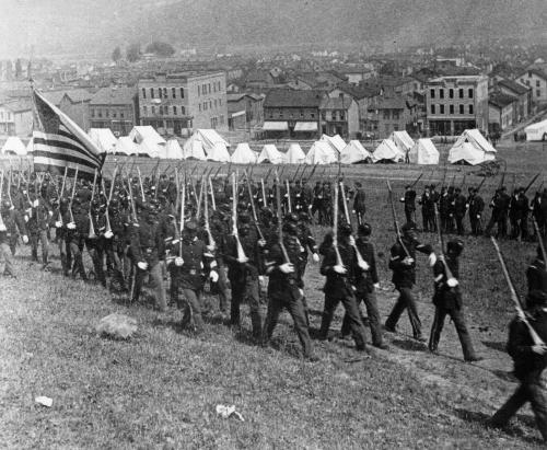 I soldati ‎presidiano Homestead‎