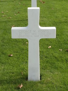 La sepoltura di George W. Honts presso il cimitero di guerra americano di Margraten, Paesi Bassi.