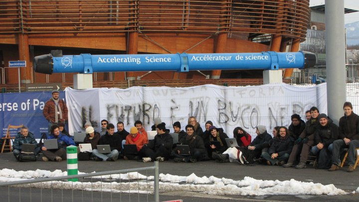 IL FUTURO È UN BUCO NERO - Protesta dei ricercatori italiani al CERN di Ginevra