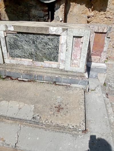 La croce segna il punto dove è stato ucciso don Ubaldo Marchioni