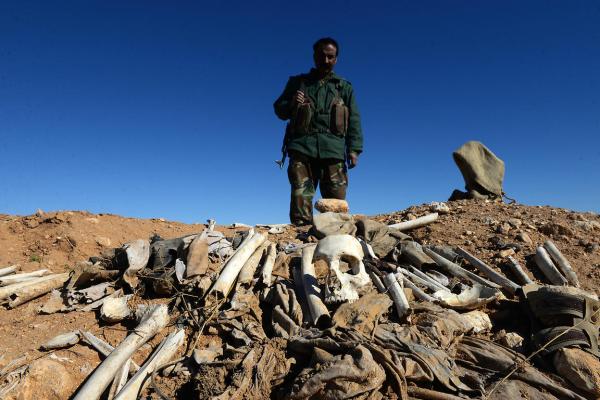  Fossa comune a Şengal credit: Alfred Yaghobzadeh