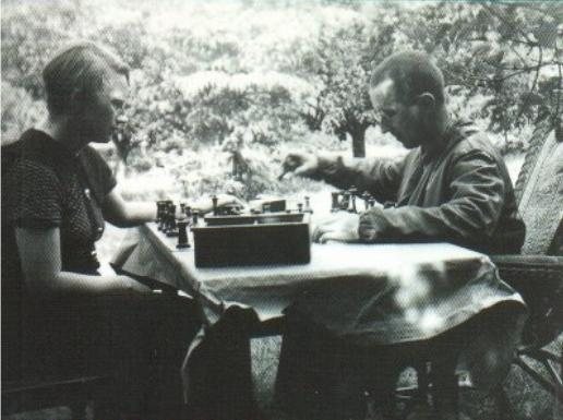 Margarete Steffin e Bertolt Brecht impegnati ‎in una partita a scacchi.‎