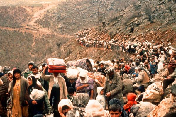  Profughi curdi in fuga dagli attacchi irakeni verso la Turchia, 1991  foto: Coskun Aral / Sipa Press  