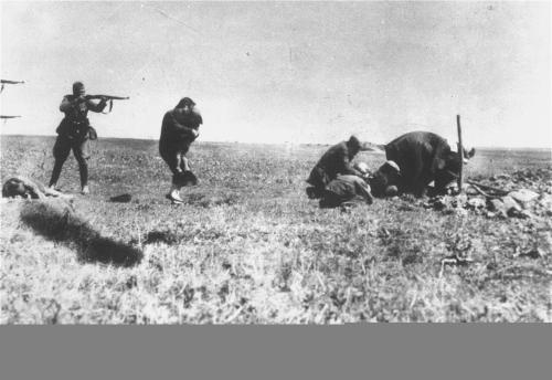 A caccia di ebrei, Ivangorod, Ucraina, 1942.‎