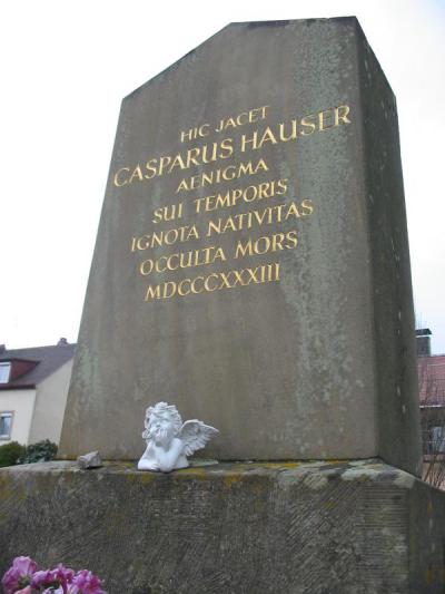 La tomba di Kaspar Hauser (“Qui riposa Kaspar Hauser, enigma del suo tempo. Ignota la [sua] origine, misteriosa la [sua] morte – 1833”)
