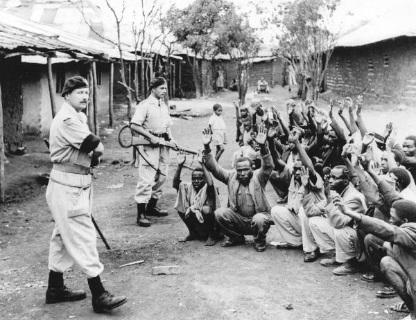 Soldati britannici durante la repressione della ribellione Mau-Mau in Kenya (1952-60)