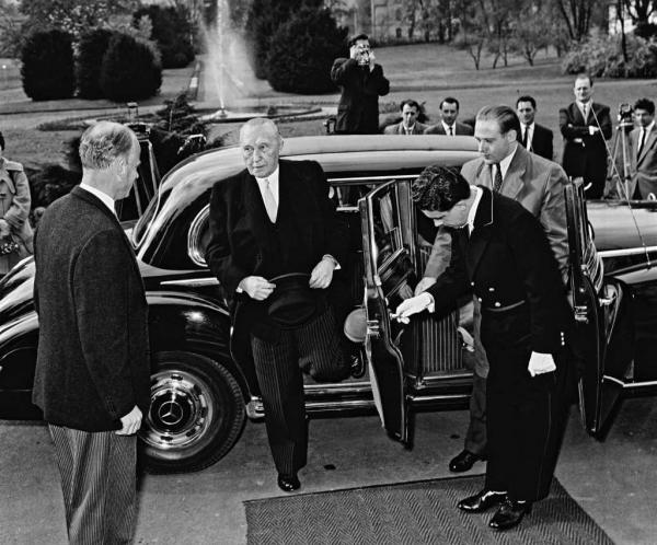 Il cancelliere federale Adenauer scende da una Mercedes Typ 300