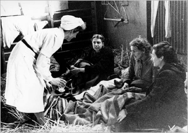 La Croce Rossa assiste alcune ormai ex prigioniere di Ravensbrück