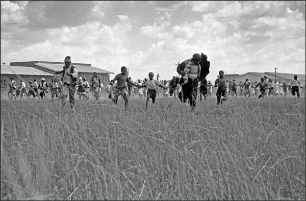 Sharpeville, la folla fugge sotto i colpi della polizia (foto di Ian Berry)‎