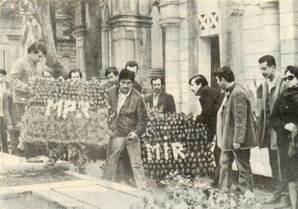 Funerali di Luciano Cruz Aguayo (di profilo, a reggere la corona del MIR, Miguel Enríquez, segretario del movimento, poi ucciso dalla DINA nel 1974)