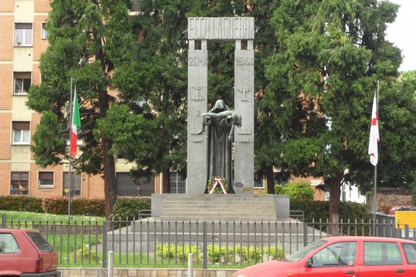 Piazza Piccoli Martiri monumento alla vittime del bombardamento aereo 20 ottobre 1944