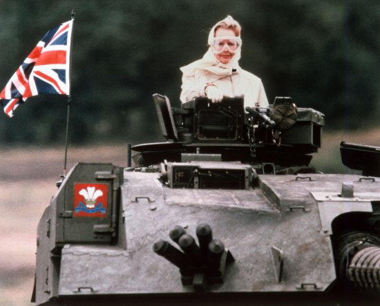 1986. ‎Margaret Thatcher felice scorrazza con un tank dell’esercito‎