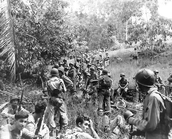 Truppe statunitensi a Guadalcanal, novembre 1942. Un’immagine che, confrontata con quelle del film, dimostra l’accuratezza della ricostruzione fatta da Malick.