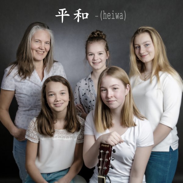 Songgruppe Heiwa mit Musiklehrerin Kristina Jakobs