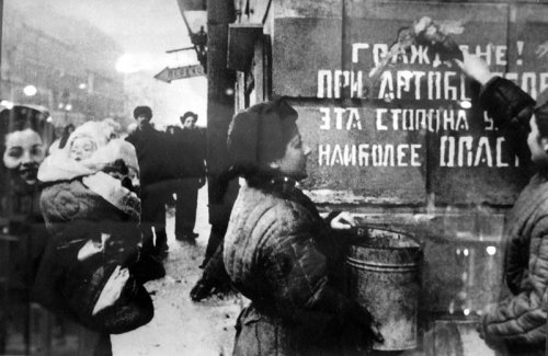 La fine dell'assedio. La scritta, che sta per essere cancellata, recita: "Cittadini! Questo lato della strada è molto pericoloso durante gli attacchi dell'artiglieria"