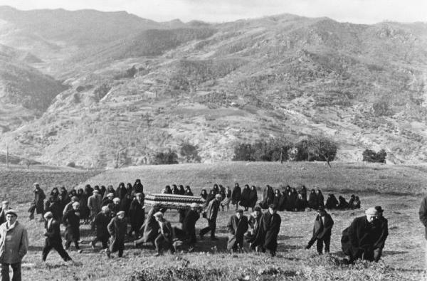 Accettura, Matera, 1951. A peasant funeral. Foto di Henri Cartier-Bresson