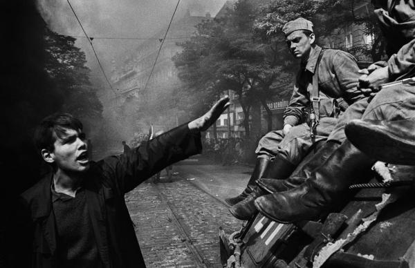 Josef Koudelka - Praga, agosto 1968. L'invasione.