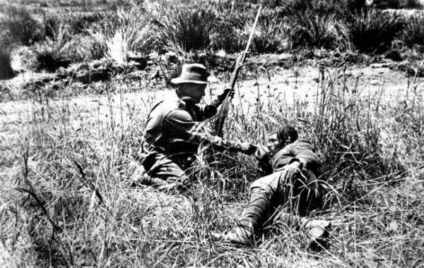 Un soldato australiano offre dell'acqua ad uno turco rimasto ferito, Gallipoli 1915