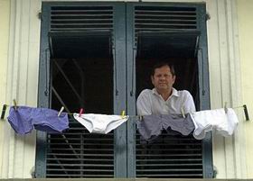 Panni distesi al sole come una beffa