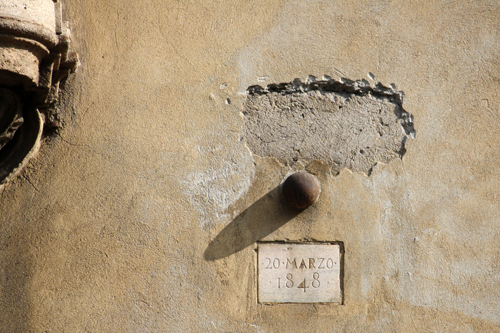 Palla di cannone conficcata in corso di Porta Romana