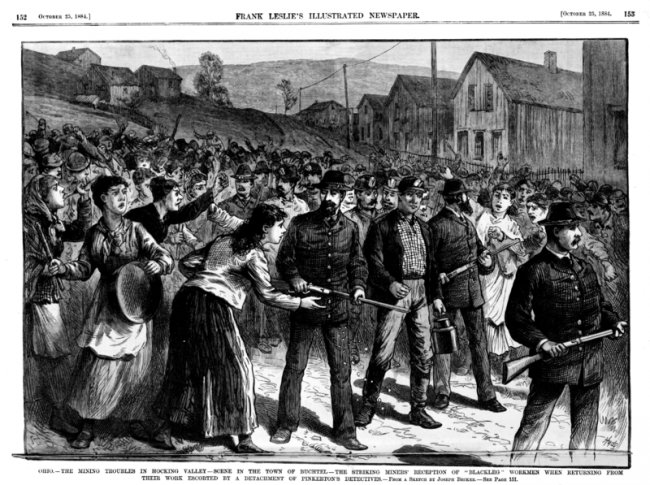 Ohio, USA, 1884. Uomini armati della famigerata agenzia privata Pinkerton scortano alcuni crumiri all’ingresso di una miniera.