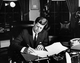 Il presidente Kennedy firma il blocco navale