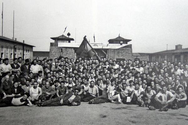 Ex prigionieri repubblicani spagnoli davanti all'ingresso di Mauthausen