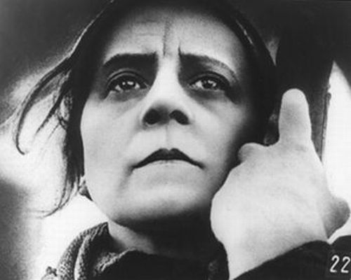 La Madre, nel film di Vsevolod Pudovkin basato sul racconto di Gor'kij.