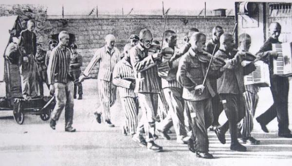 L’orchestrina di Mauthausen accompagna Hans Bonarewitz, prigioniero fuggiasco, all’impiccagione