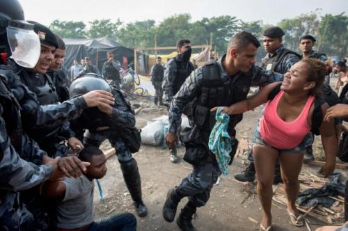 Rio - La police a expulsé manu militari vendredi à Rio des milliers de personnes qui avaient commencé à construire une favela sur un terrain abandonné, à quelques kilomètres du stade Maracana, une action musclée qui a fait plusieurs blessés, selon les autorités. A l’aube, 1.650 policiers ont encerclé le terrain de 50.000 m2 où, depuis le 31 mars, environ 5.000 personnes s’affairaient à construire leurs baraques en bois. Photo:AFP