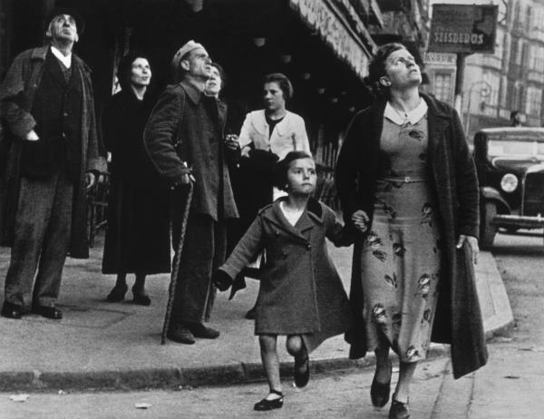 ‎ Bilbao. May 1937. ‎Basque region. Running for shelter during the air raids, celeberrima fotografia di Robert Capa. 
