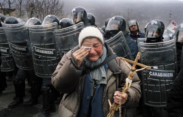 Foto (di Stefano Snaidero, 2009) da una delle tante aggressioni che i NO TAV hanno dovuto subire prima di quest’ultima