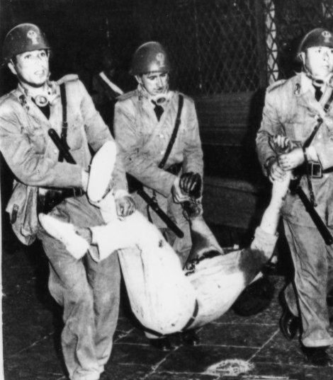 Salvatore Novembre, esanime, trascinato via dalla polizia