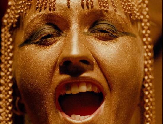 Dolores O'Riordan nel videoclip di Zombie