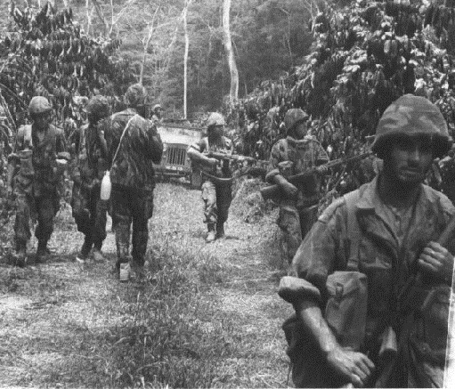 Parà portoghesi impegnati in un rastrellamento durante la guerra d’indipendenza angolana, 1961-1975.