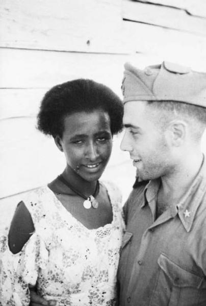 Soldato italiano e donna etiope, 1935