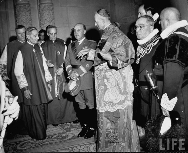 Il caudillo Francisco Franco con il messo pontificio Tedeschini e altri prelati, Barcellona 1952. Fotografia di Dmitri Kessel per LIFE