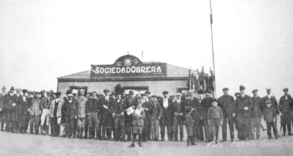 Operai in ‎sciopero davanti alla sede della Sociedad Obrera a Río Gallegos