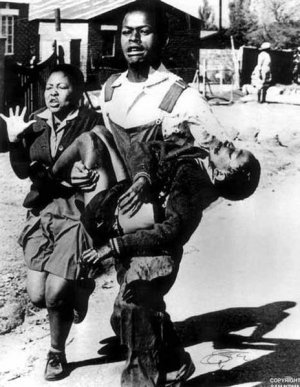 Soweto giugno 1976. Mbuyisa Makhubu porta il corpo di Hector Pieterson, ucciso dalla polizia durante la protesta studentesca contro l'insegnamento dell'afrikaans nelle scuole