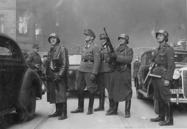 Jürgen Stroop nel ghetto di Varsavia (su Josef Blösche, il nazista sulla destra di questa foto, si veda uno dei commenti a אונטער די פּױלךשע גרינינקע בײמעלעך)
