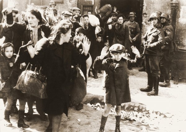 Ghetto di Varsavia, primavera del 1943. Una delle foto più emblematiche dell’Olocausto.