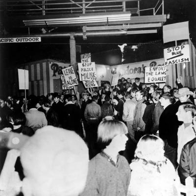 Manifestanti si ritrovano davanti al Pandora, 12 novembre 1966