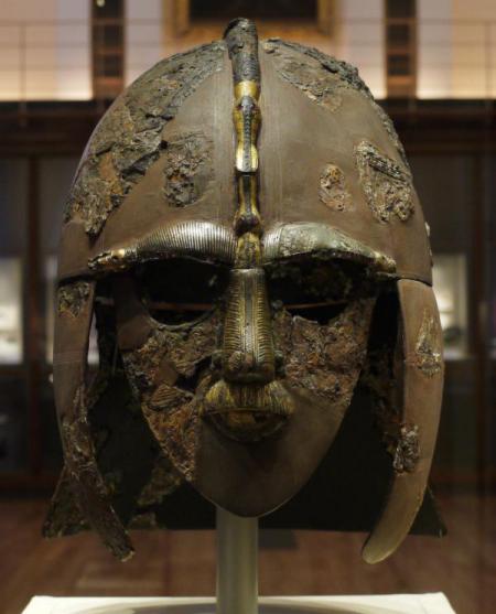 Elmo anglosassone ritrovato in una sepoltura a Sutton Hoo, nei pressi di Woodbridge, Suffolk