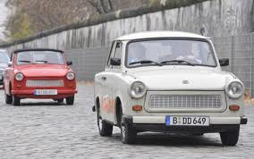 Des Trabants longeant le Mur