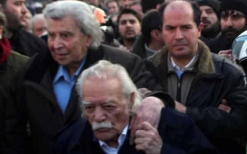 Mikis Theodorakis con Manolis Glezos, quello che fece sparire la bandiera nazista dall'Acropoli. Alla sottrazione della svastica sventolante sull'Acropoli partecipò anche Lakis (Apostolos) Sandas, il quale ci ha purtroppo lasciati lo scorso anno.