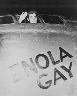 Paul Tibbets saluta prima di partire con l'Enola Gay per sganciare la bomba nucleare su Hiroshima.
